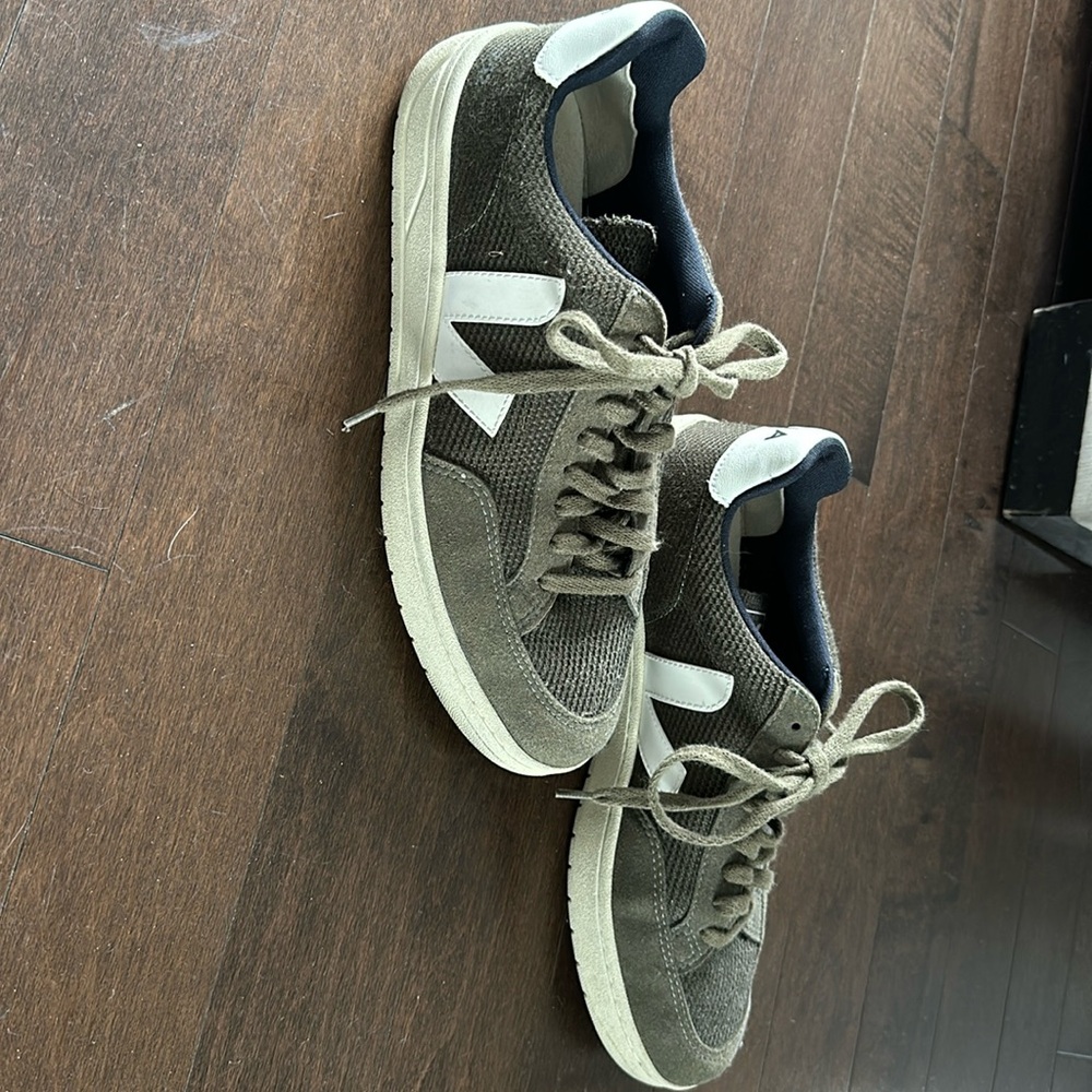 Veja- Mens olive green size 10